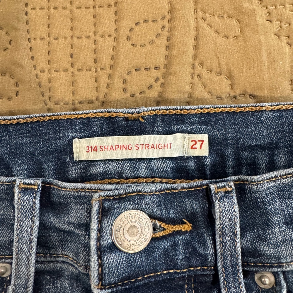 Levi's 314 Shaping Straight Jeans in Medium Blue Denim